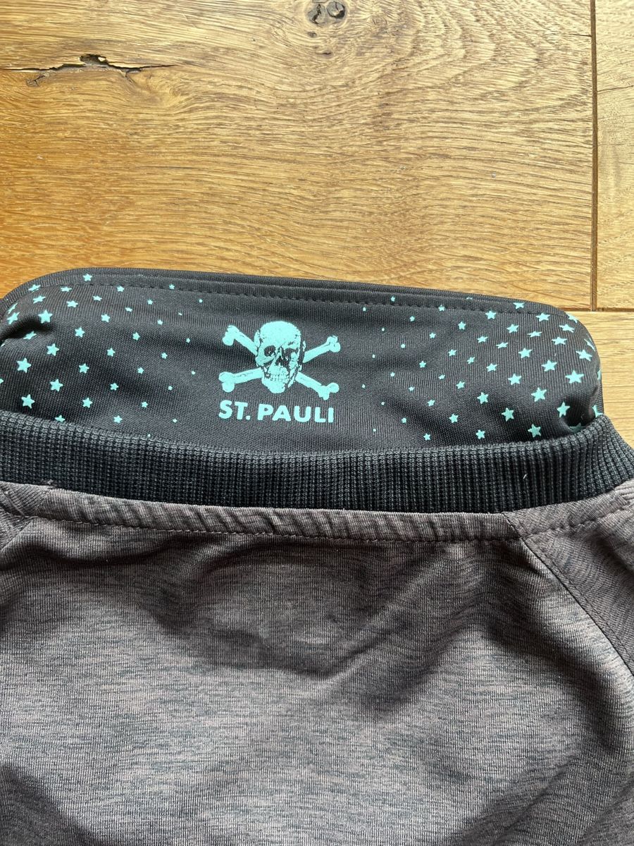 FC St. Pauli Leibchen & Hosen: St. Pauli Trikot – Gebraucht aus Bolligen von soldoutdates 3