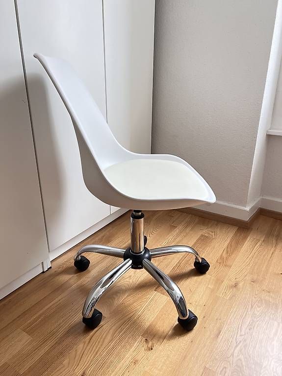 Sedie: Chaise de bureau blanche pivotante sur roulettes  – Usato da Lausanne venduto da lk138 2
