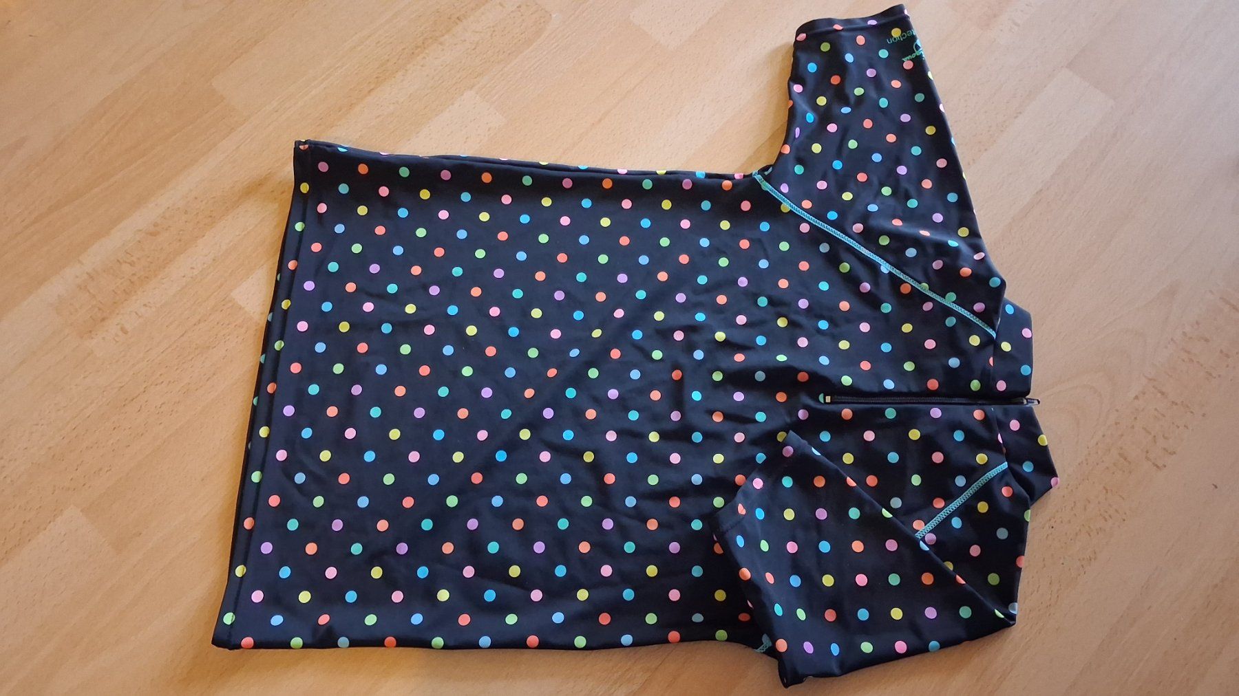 Blouses, T-shirts & Tops: 2 t-shirts de bains taille 152 – D'occasion à Fribourg par mar_wd7v 3