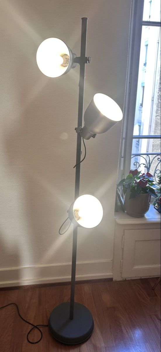 Ikea Lampade: Modern Industrial Style Floor Lamp - Three Adjustable Heads – Nuovo (secondo la descrizione) da Genève venduto da pav_56rv 2