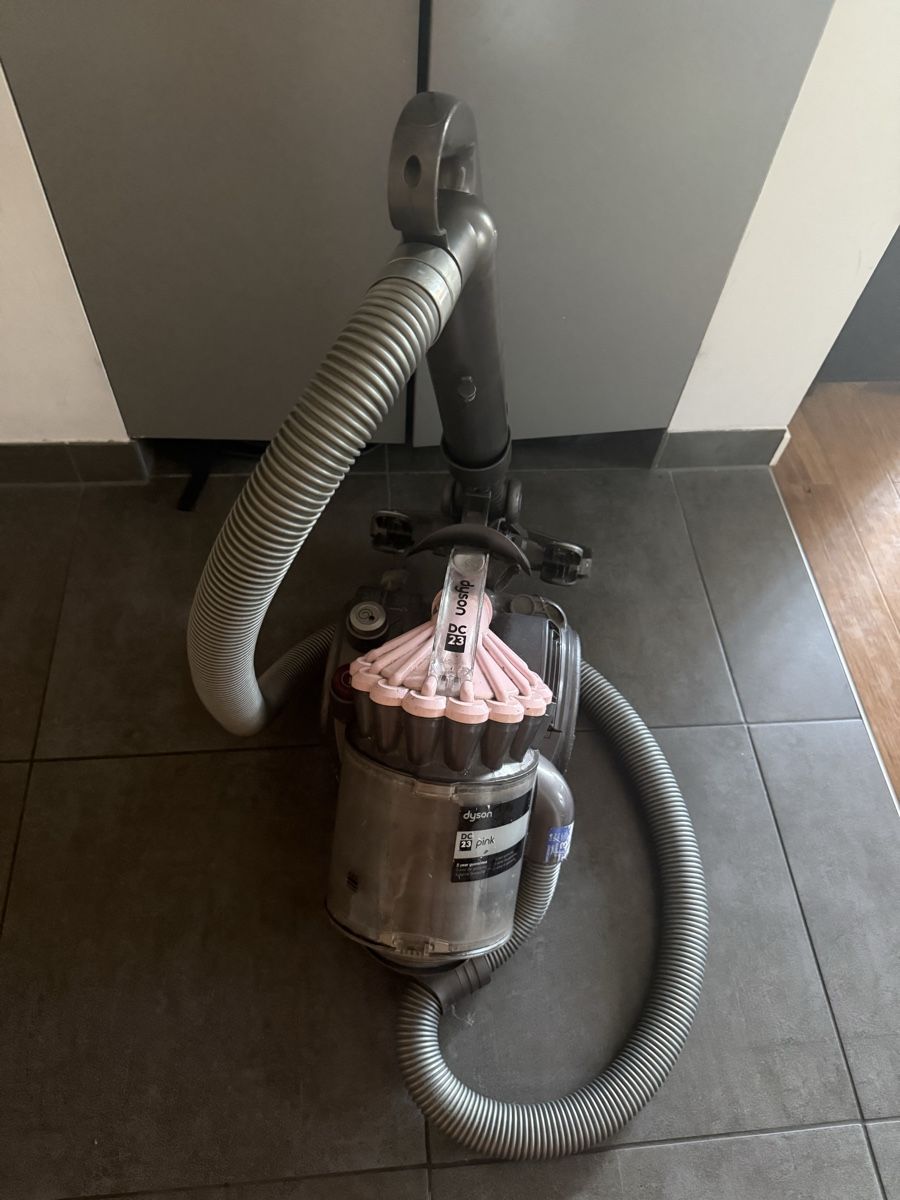 Dyson Aspirapolveri & Accessori: Dyson DC23 pink vacuum cleaner  – Usato da Veyrier venduto da EleMast
