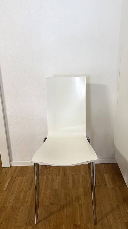 Chaises: 6 weisse Esszimmerstühle mit Chrombeinen  Set – D'occasion à Zürich par ela91821