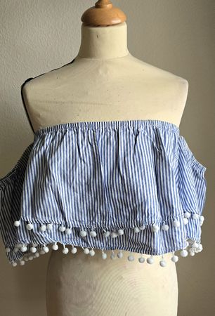 Top épaules dénudées à rayures bleues et avec pompons