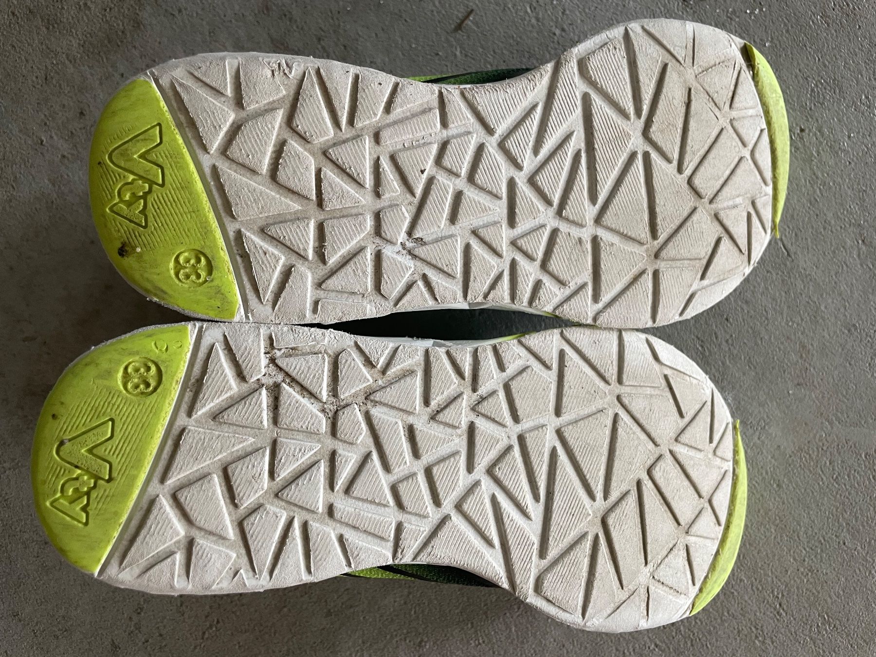 Chaussures garçon: Turnschuhe Grösse 33 – D'occasion à Ins par Smad 2