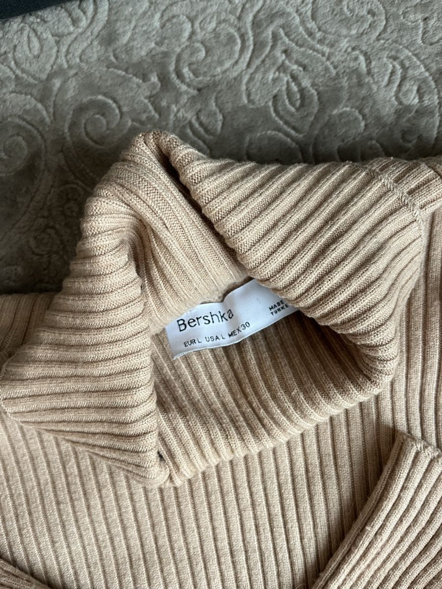 Bershka Pulls & Sweat-shirts: Pull col roulé beige  – Neuf (Voir description) à Genève par soraia.simao