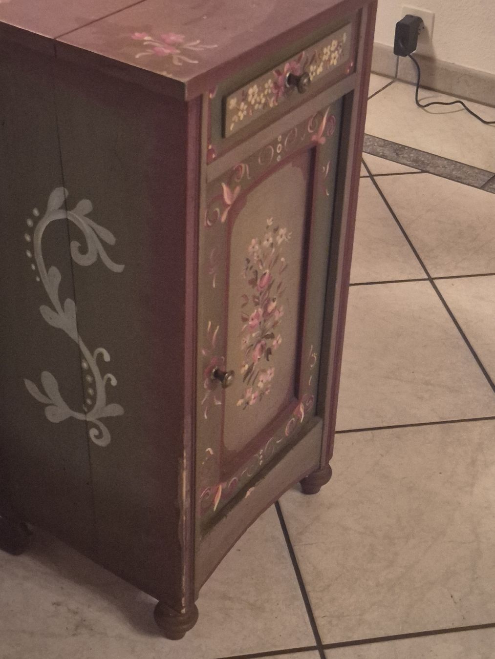 Comodini: Nachttisch bemalt mit Blumen Motiv Holz – Usato da Frauenfeld venduto da mel_2gqy 2