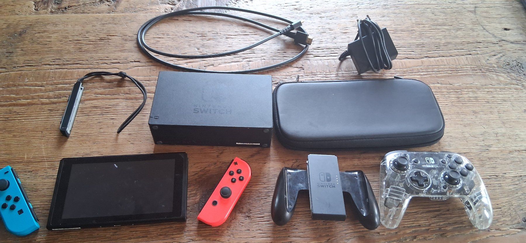 Nintendo Consoles: Nintendo Switch + Pro Controller – D'occasion à Trimstein par KapTrim