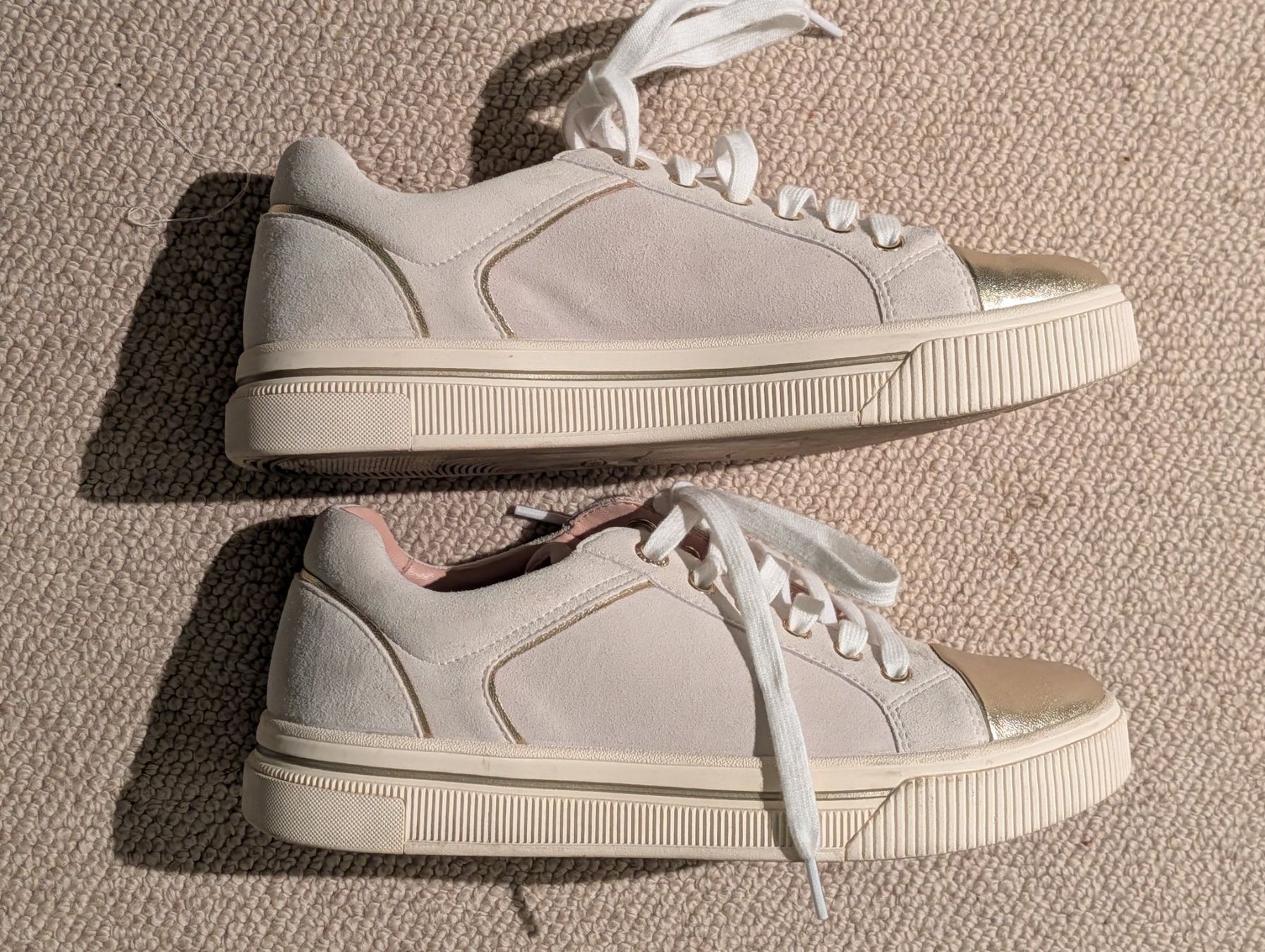 Marc Cain Damenschuhe: MarcCain Sneaker, Grösse 40, goldige Details – Gebraucht aus Herisau von apo_bxx7 2