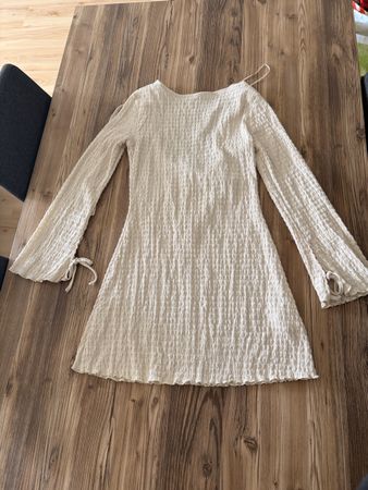 Jolie robe légère crème, manches longues évasées