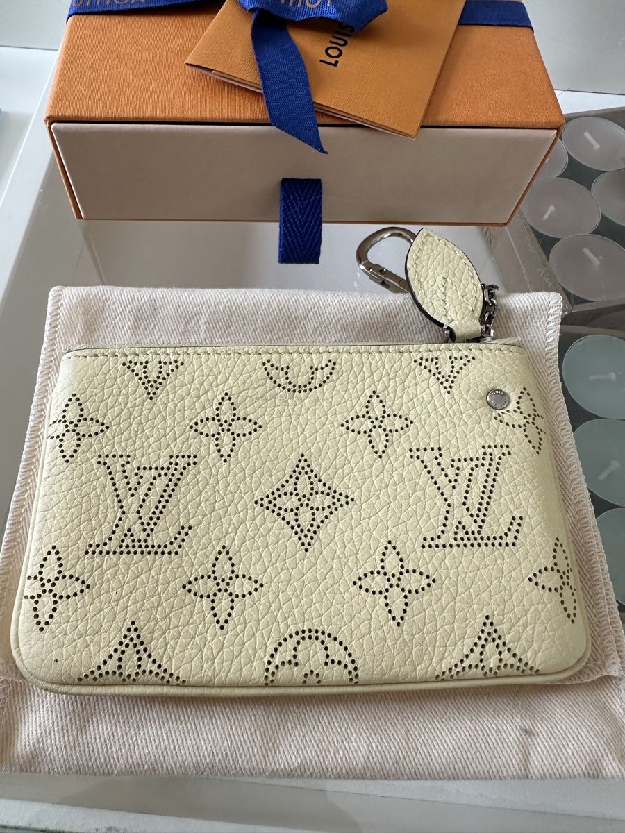 Louis Vuitton Portachiavi: Louis Vuitton porte cles mahina leather – Usato da Mendrisio venduto da ketolin 1