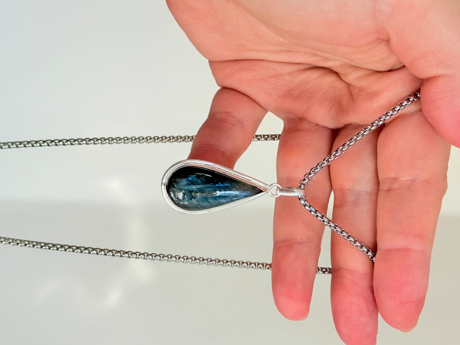 Ketten: Pendentif Larme Labradorite Bleue  - Élégant – Neu und originalverpackt aus Genève von AGBERG 1
