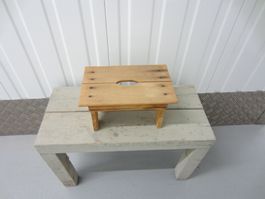 Kleiner antiker Holzschemel