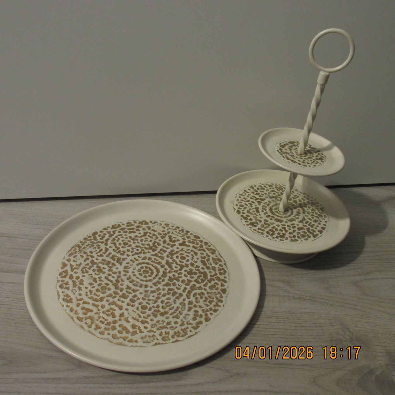 Piatti di portata: Vintage Etagere/ Servierständer, 2-stufig & passender Teller – Usato da Galgenen venduto da Forflowers