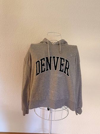 Grauer Denver Hoodie zu verschenken