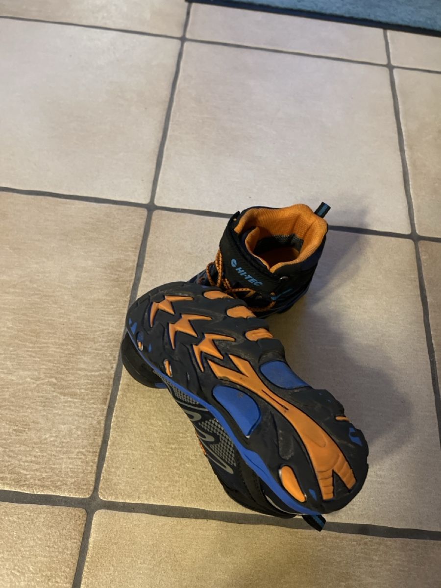 Hi-Tec Scarpe per ragazzi: Kinder Hiking shoes 33 – Usato da Bachenbülach venduto da Dana_Ondrasik 3