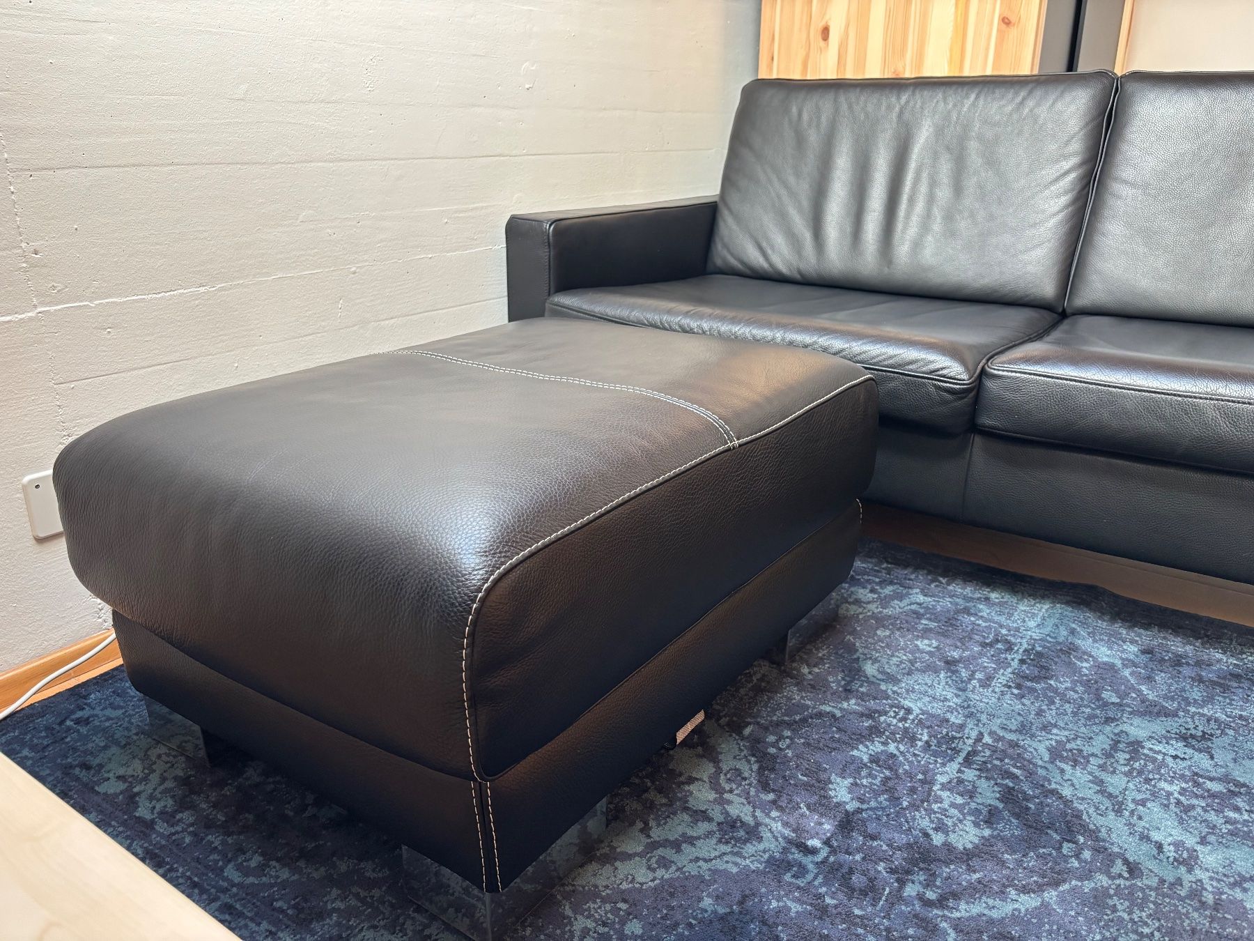 Sofas: Echtleder Sofa mit Hocker schwarz – Gebraucht aus Umiken von Steini99 6