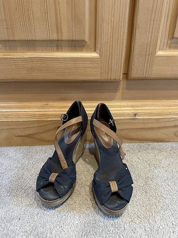 Tommy Hilfiger Scarpe da donna: Tommy Hilfiger EUR 37 – Usato da Ebertswil venduto da rom_fg8j 1