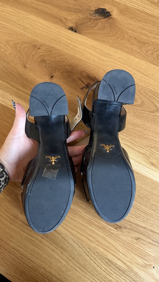 Prada Damenschuhe: Prada Black Patent Leather Criss Cross Heel – Gebraucht aus Nussbaumen AG von juv_pvg8 2