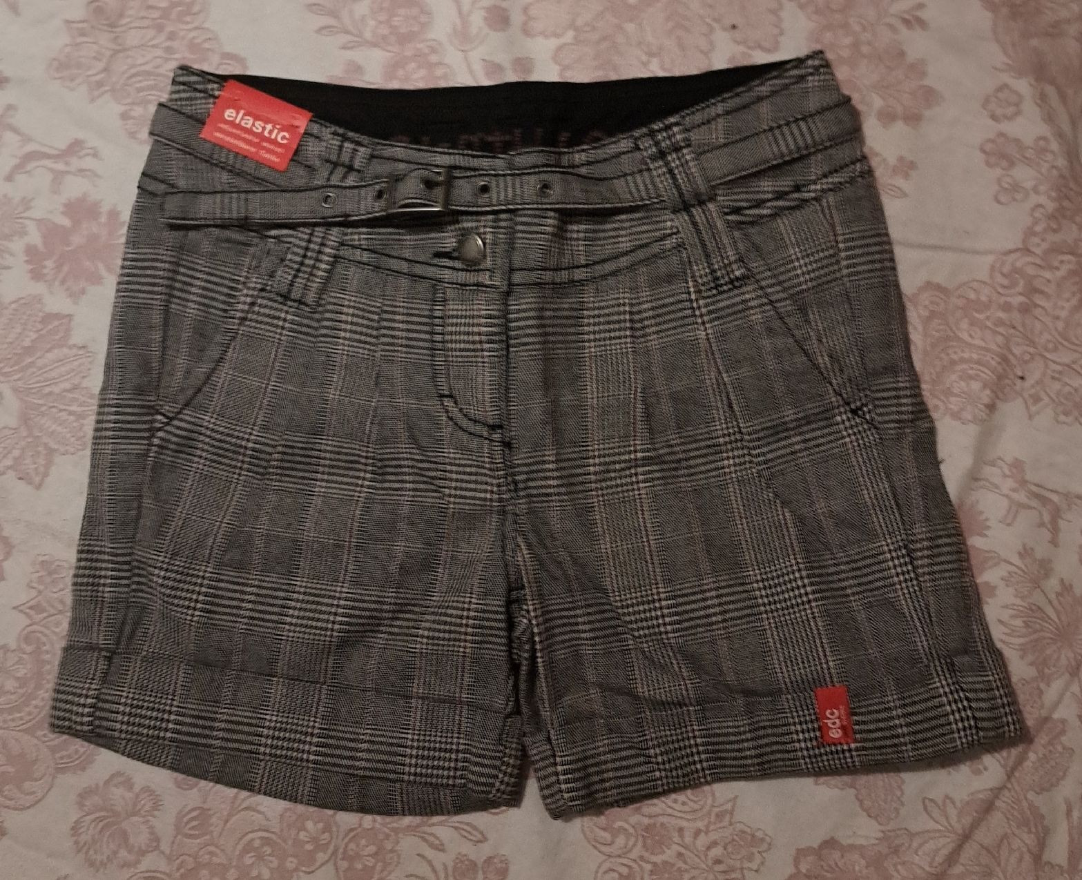 Esprit Pantaloni: NEU Esprit Shorts Grösse 140 Karomuster – Nuovo e nell'imballaggio originale da Zürich venduto da dph_r9t2