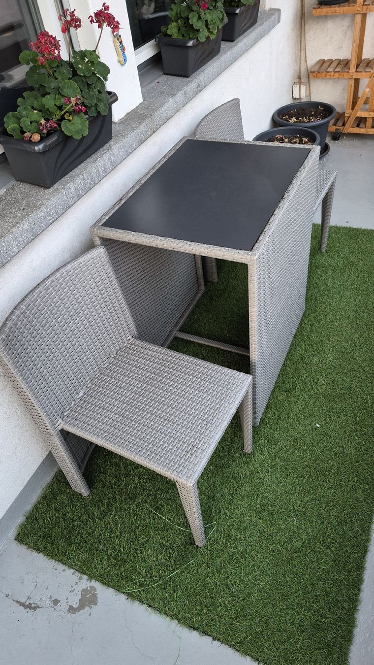 Tischset: Gartentisch mit zwei Stühlen Geflecht grau gebraucht – Gebraucht aus Sisikon von SanAndreas 1