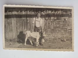 Szene auf der Alp Kalb , Glocke, Holzschindeln wo? ca. 1920