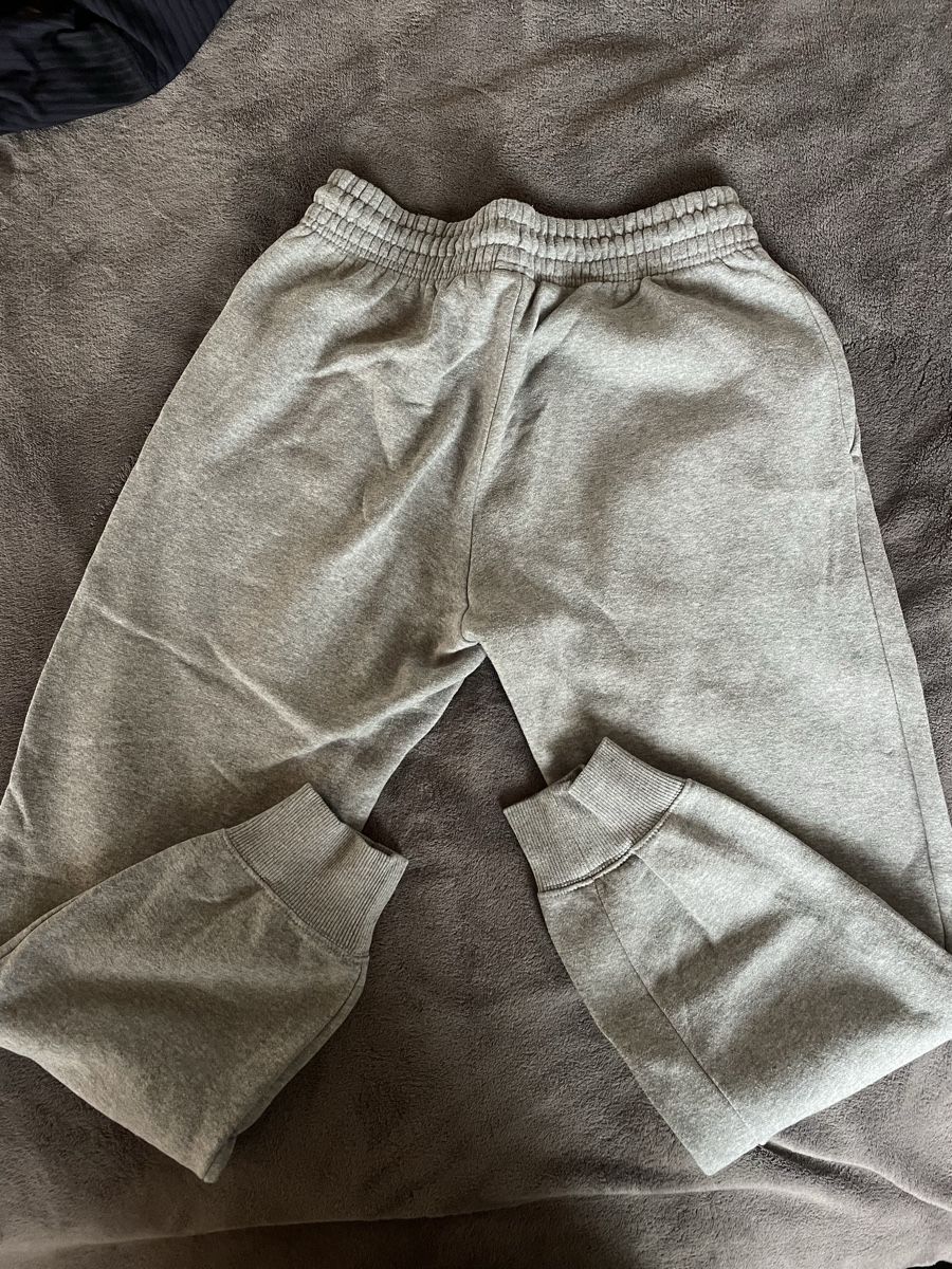 Nike Pantaloni: Jogging Nike gris – Usato da Ponts-de-Martel venduto da Manon_.brs 1