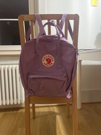 Fjällräven Kånken Rucksack lila gebraucht mit Flecken