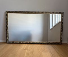 Spiegel mit gold-verziertem Holzrahmen, 76x136