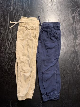 2 H&M Joggerhosen Kinder Gr. 92 – Beige & Dunkelblau