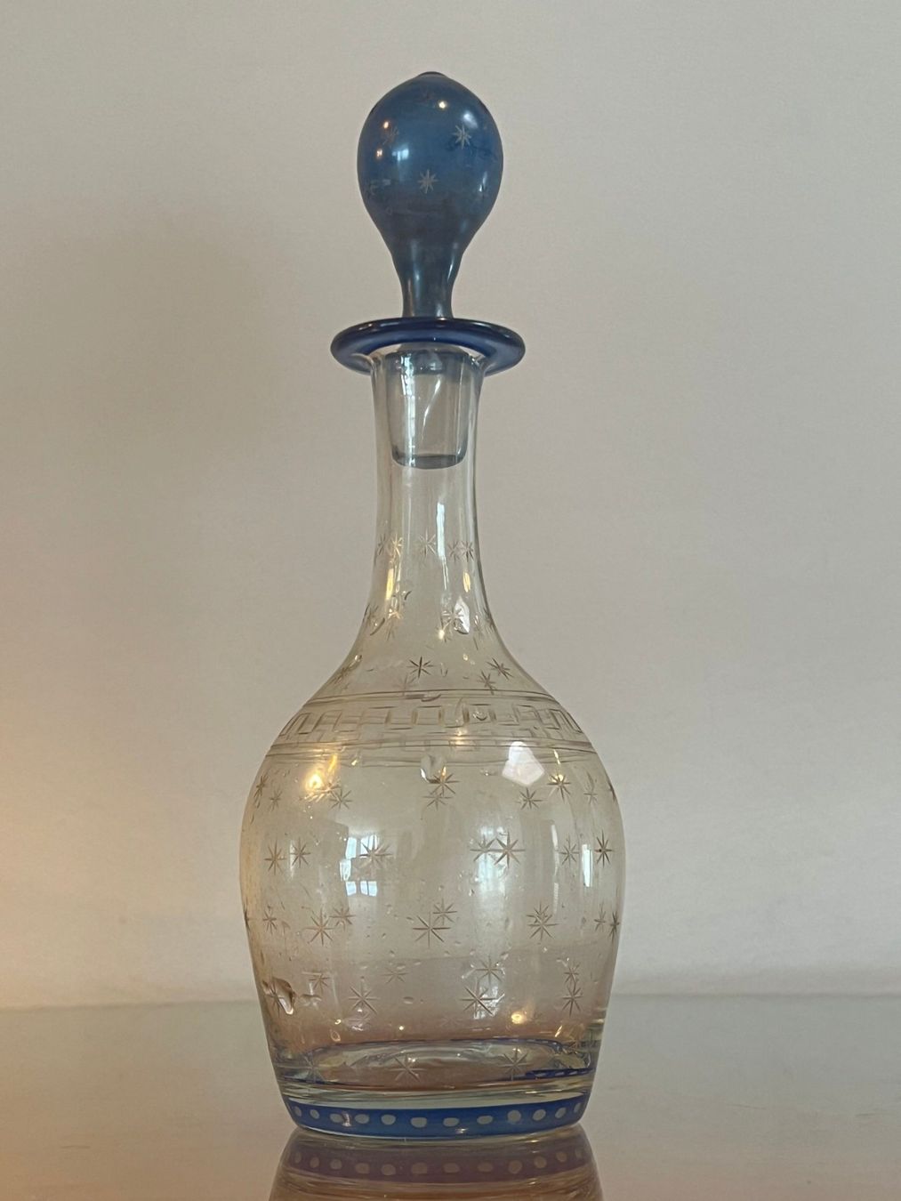 Caraffe: Antike Kristall Karaffe mit blauem Glasverschluss – Usato da Zofingen venduto da travelller 1