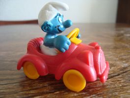 Figurine d'un Schtroumpf en voiture