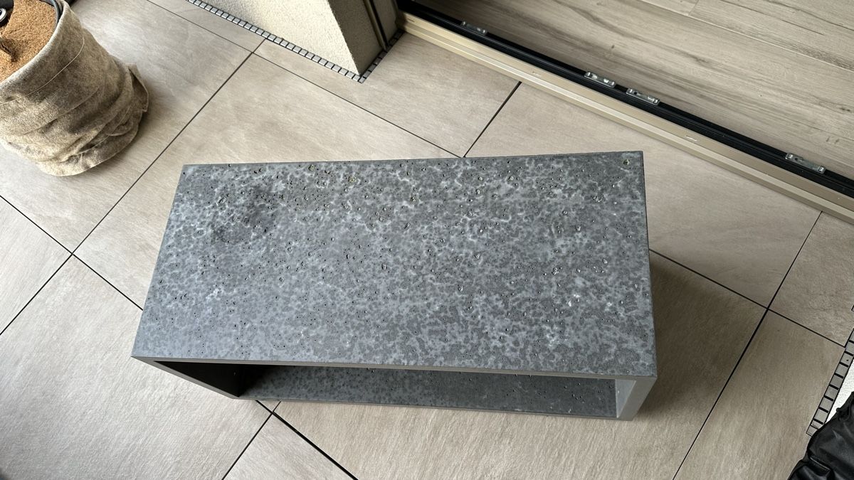 Tavoli: Modern Concrete Side Table with Open Compartment – Usato da Herrliberg venduto da mykee5 2