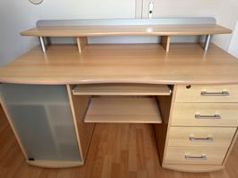 Holzschreibtisch