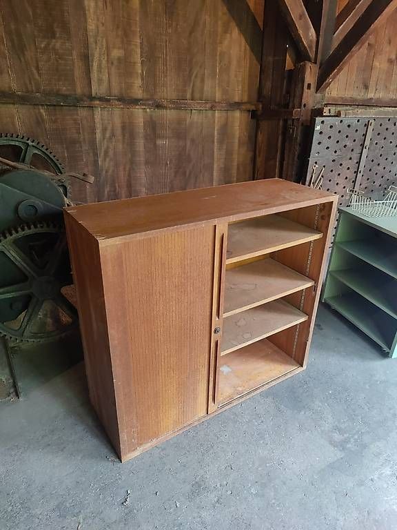 Schränke: Furniertes Möbel mit Rollschiebetür – Gebraucht aus Zürich von fjeroen