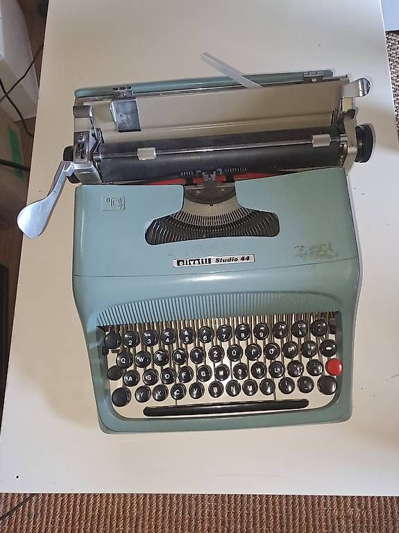 Macchine da scrivere: Macchina da scrivere Olivetti Studio 44 azzurra – Usato da Sorengo venduto da lca_lpb6