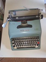 Macchina da scrivere Olivetti Studio 44 azzurra
