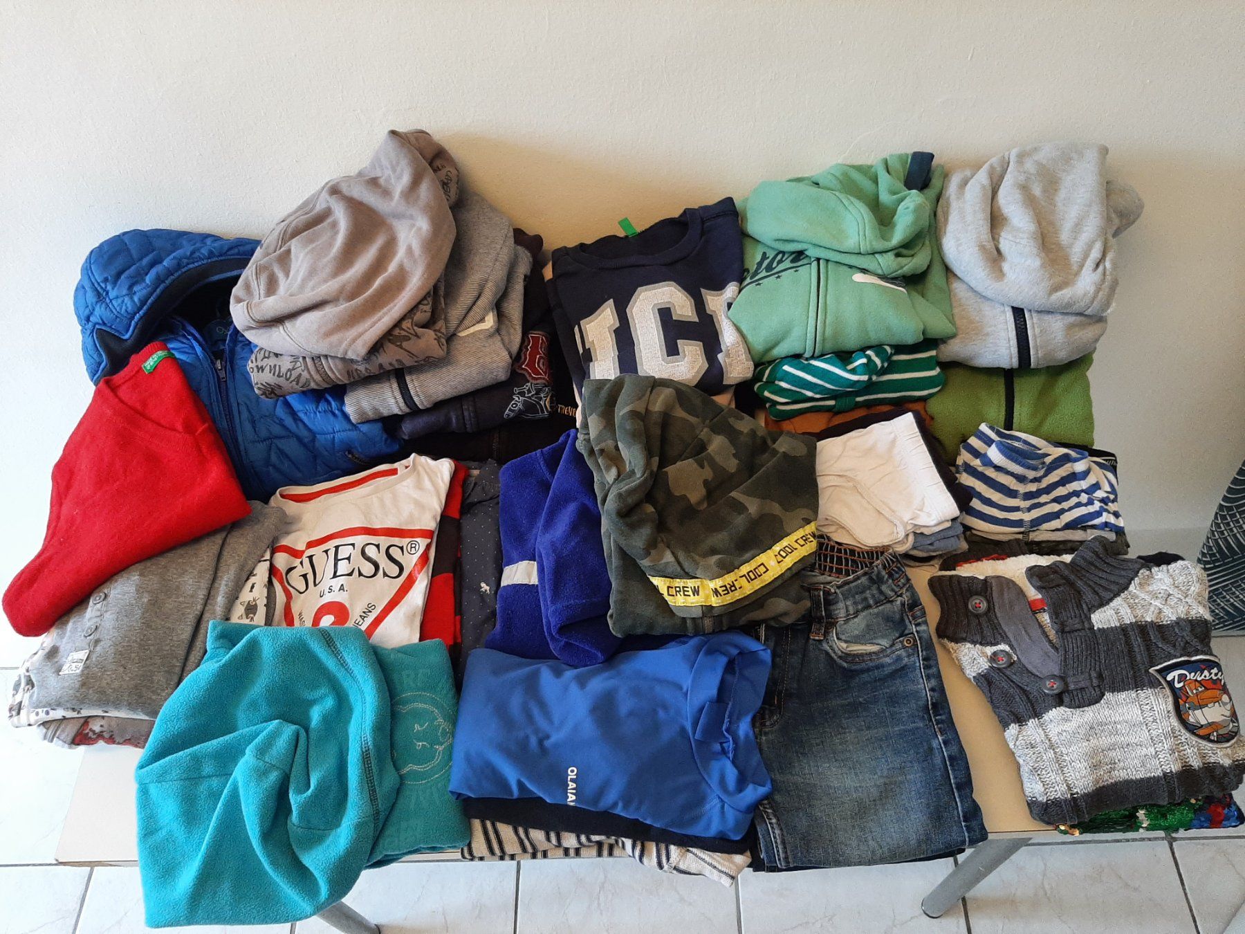 Lotti & Set di vestiti: Kleiderpaket gr 122 – Usato da Brissago venduto da lucabell
