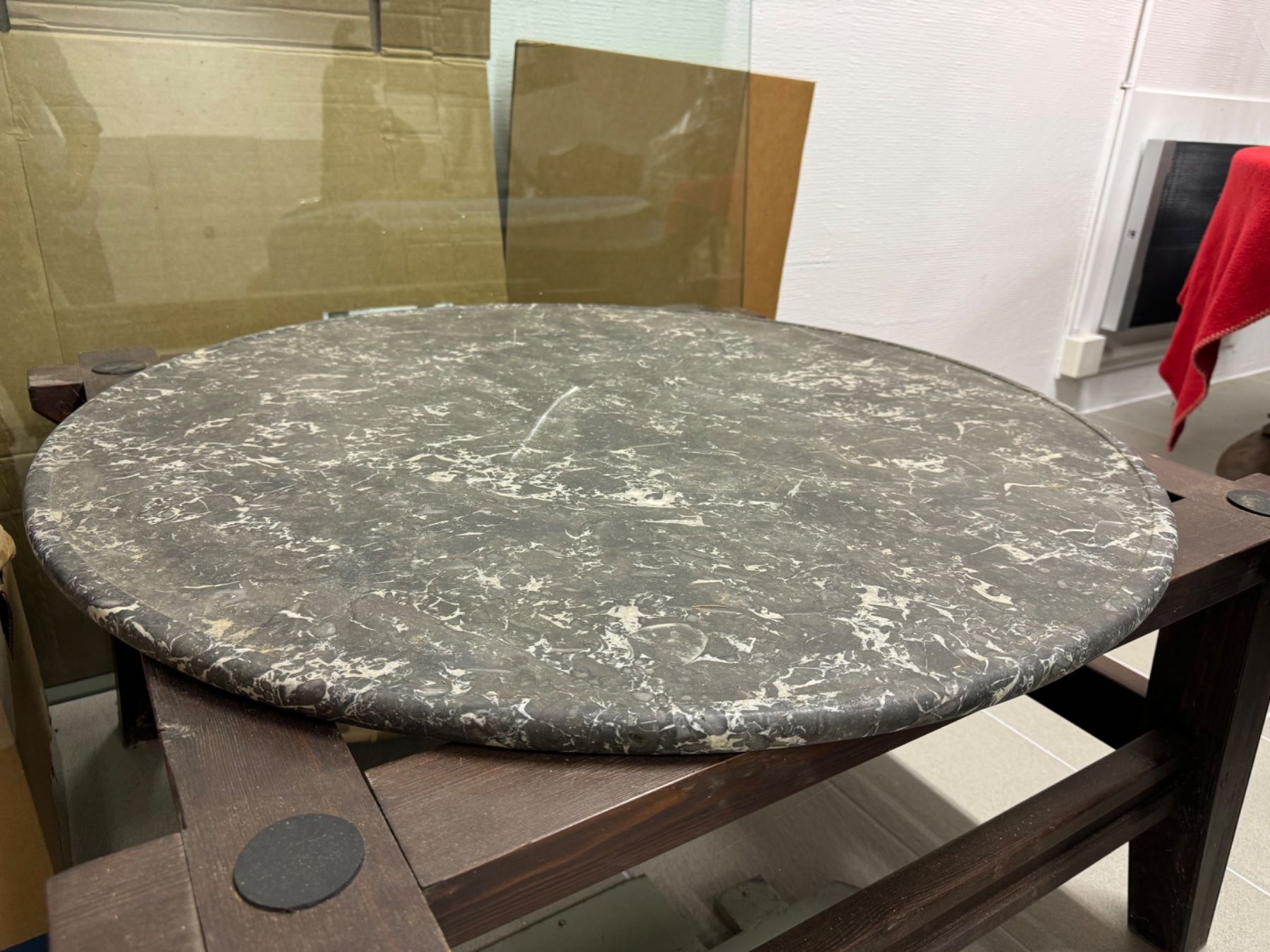Tavoli: Table Ronde et Demi-coup en Marbre Noir Empire – Usato da Gsteig b. Gstaad venduto da Auctionly 3