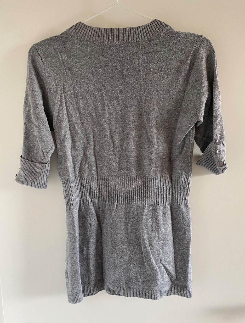T-shirt: Graues Strickshirt mit V-Ausschnitt – Usato da Oberdiessbach venduto da cor_2nrl 2
