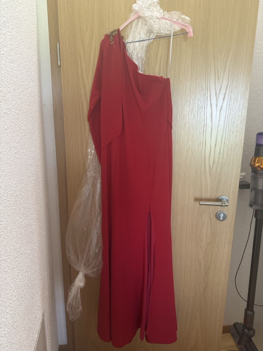Vestiti: Marchesa Notte Red One-Shoulder Gown Size 4 – Usato da Zufikon venduto da mih_7rrx