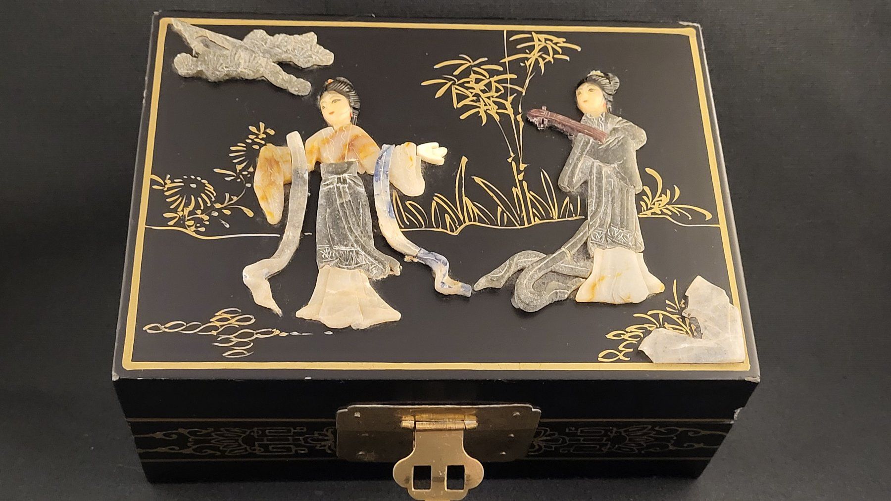 Portagioie: Asiatische Schmuck-Schatulle mit Steinrelief – Usato da Basel venduto da spinne02