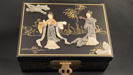Asiatische Schmuck-Schatulle mit Steinrelief