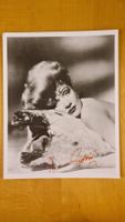 Marlene Dietrich, Original Autogramm auf Grossfoto in s/w