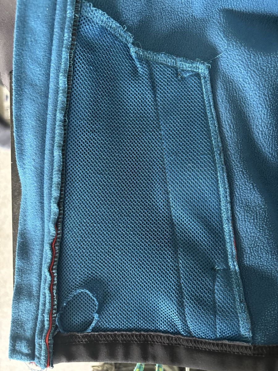 Decathlon Jacken & Mäntel: Veste softshell Quechua 10 ans, bleu et noir – Gebraucht aus Sion von tchana77 3