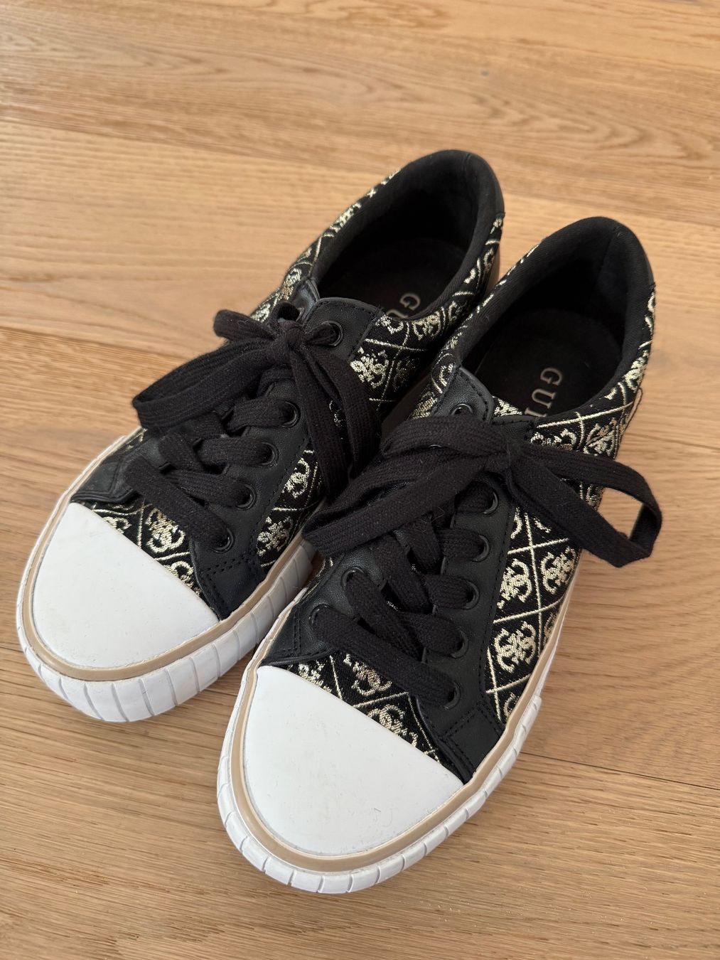 Scarpe da donna: Guess Sneaker, Schwarz/Gold, Grösse 37 – Usato da Hornussen venduto da Regeboge77