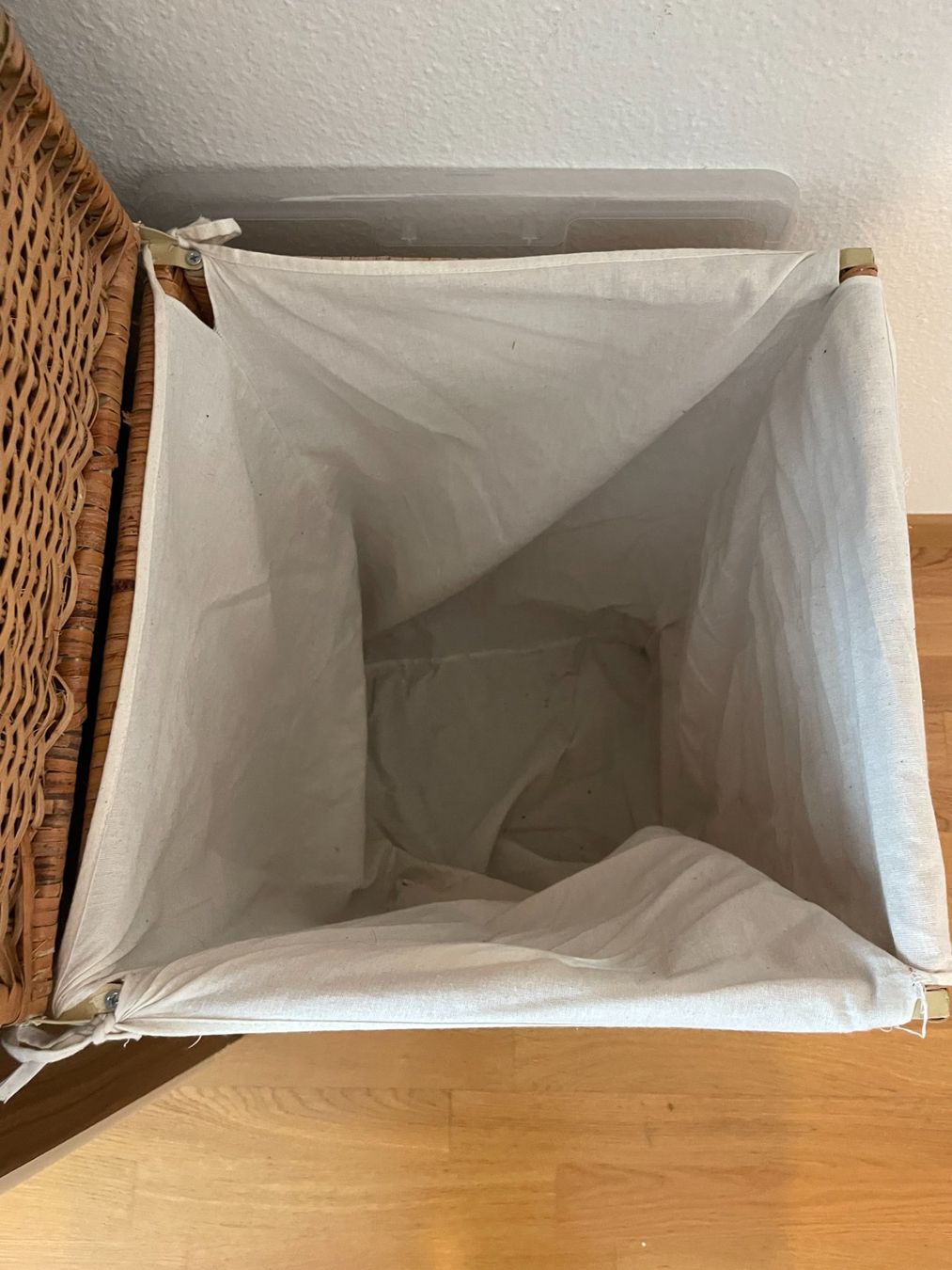Cucce & Letti: Wicker laundry basket with lid and removable fabric liner – Usato da Zürich venduto da carlaferico 1