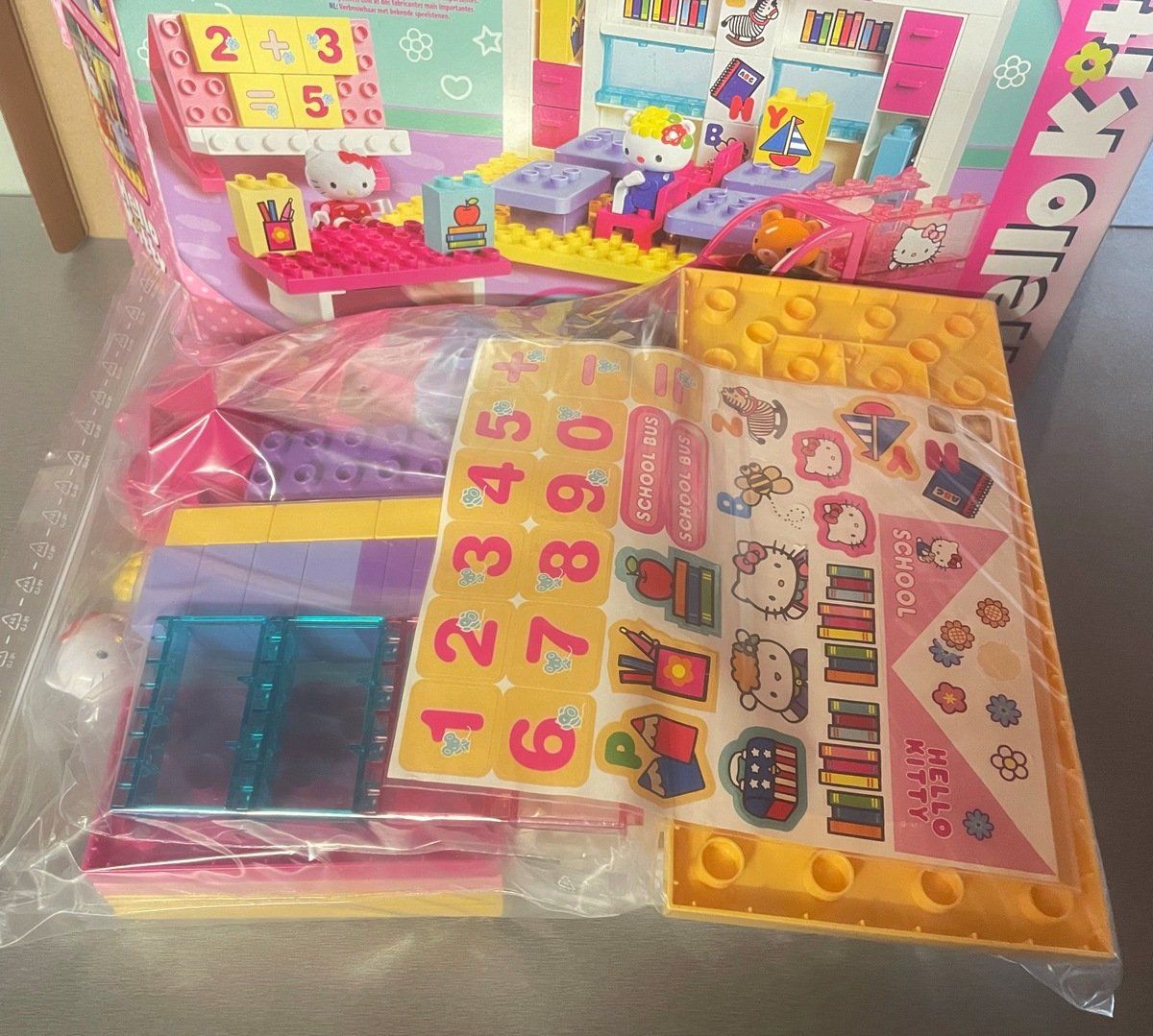 Hello Kitty Kit di costruzioni: Unico Plus Hello Kitty's Schule mit Schulbus; neuwertig – Usato da Sirnach venduto da sagrotin 3