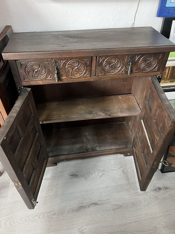 Antiker Holzschrank mit Schnitzereien 3