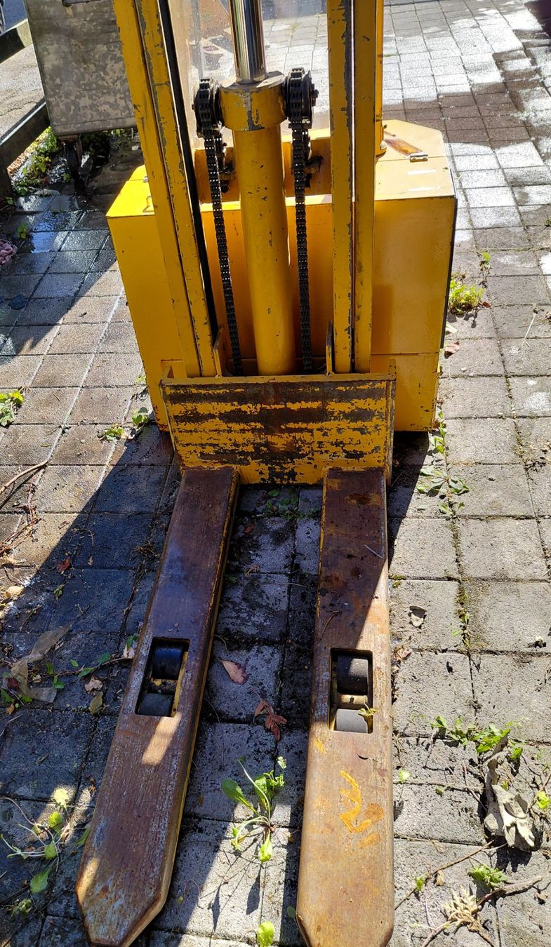 Ameise Carrelli elevatori e a forche: Stapler defekt – Difettoso da Gossau SG venduto da Zelte 3