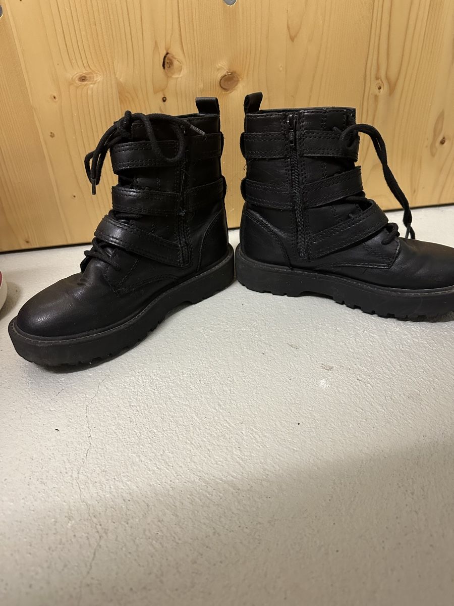 Zara Chaussures filles: Schwarze Schnürboots mit Schnallen Gr. 33 – D'occasion à Zürich par Schoekin 2